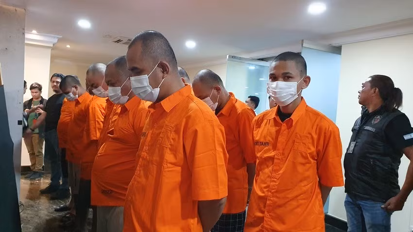 Các đối tượng bị bắt trong vụ buôn người, tại cuộc họp báo của cảnh sát khu vực Metro Jaya, Jakarta (Indonesia) hôm 20-7. Ảnh: KOMPAS