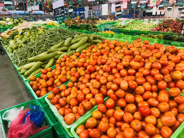 Quầy rau củ phong phú, giá ổn định tại siêu thị MM Mega Market Hải Phòng sáng 11-9