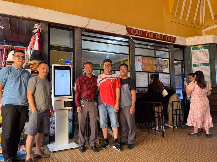 Máy bán vé tự động được lắp đặt nhiều điểm du lịch giúp hành khách chủ động trong việc mua vé, chọn chỗ ngồi. (Ảnh: PV/Vietnam+)