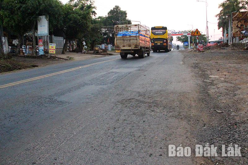 Mặt đường và lề đường Quốc lộ 26 bong tróc, xuống cấp tại khu vực đầu thị trấn Phước An.