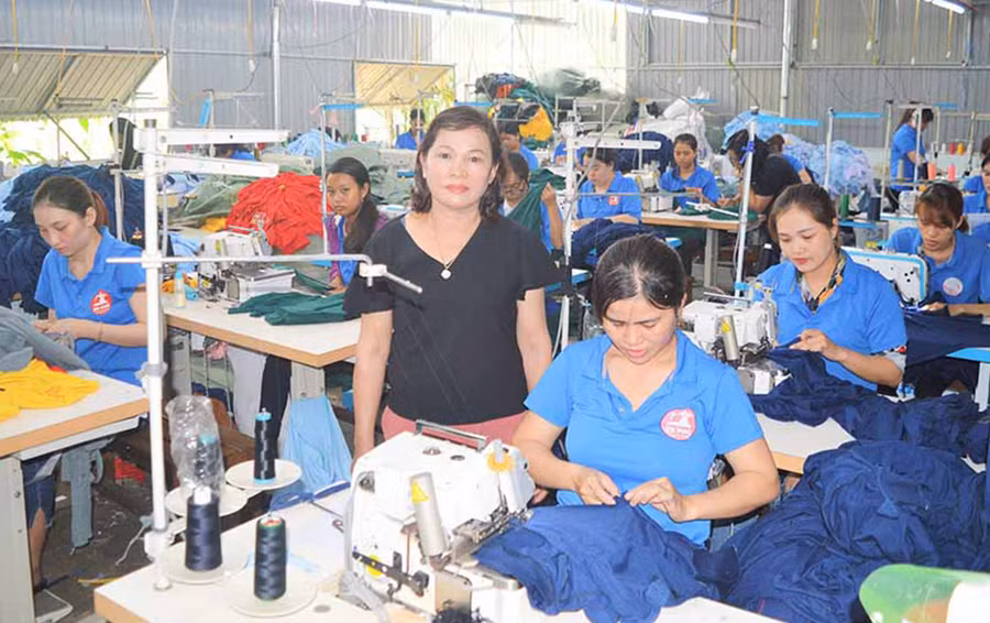 Lao động làm việc tại HTX May gia công An Phú (TP. Pleiku). Ảnh: Đ.Y