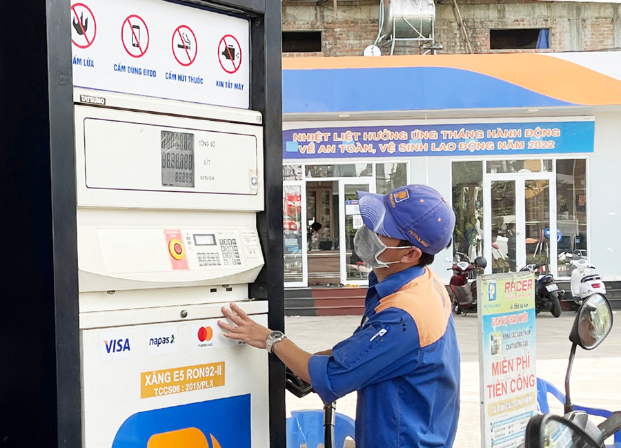 Một điểm bán xăng dầu của Petrolimex. Ảnh: Gia Bảo