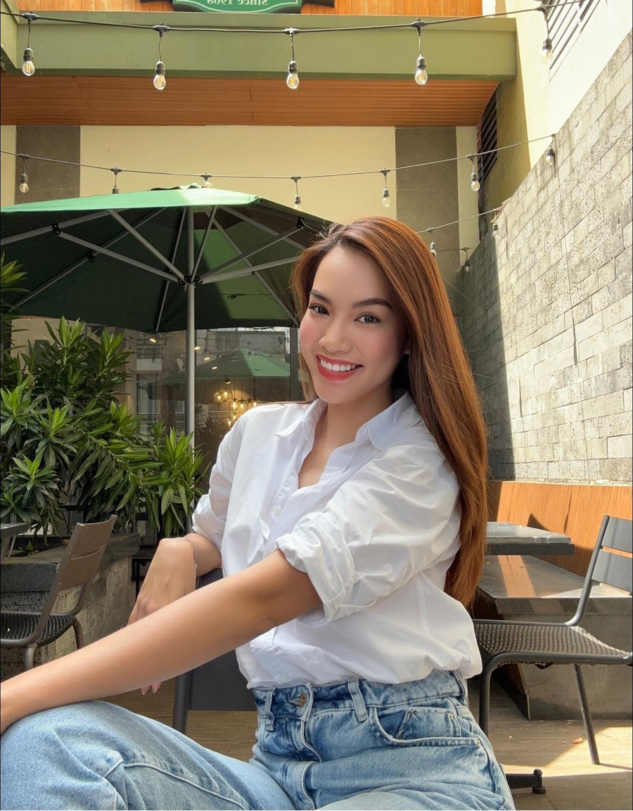 Khác với trên sân khấu, ngoài đời Hoàng Phương được đánh giá có vẻ ngoài cá tính, hiện đại. Cô thường để tóc thẳng, trang điểm nhẹ nhàng và mặc những gam màu trẻ trung. Khác với trên sân khấu, ngoài đời Hoàng Phương được đánh giá có vẻ ngoài cá tính, hiện đại. Cô thường để tóc thẳng, trang điểm nhẹ nhàng và mặc những gam màu trẻ trung.