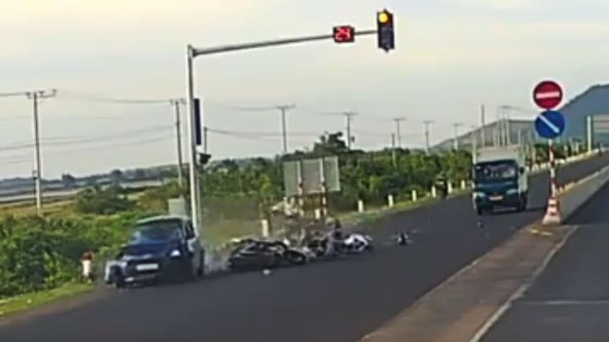 Xe ô tô tông hàng loạt xe máy đang dừng đèn đỏ Xe ô tô tông hàng loạt xe máy đang dừng đèn đỏ