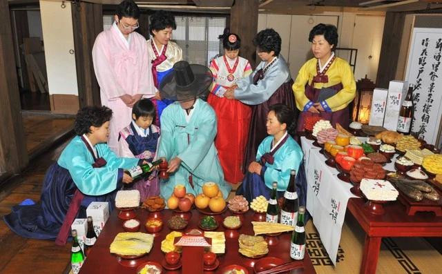 Người Hàn Quốc mặc trang phục hanbok truyền thống, làm lễ cúng tổ tiên mừng năm mới âm lịch Người Hàn Quốc mặc trang phục hanbok truyền thống, làm lễ cúng tổ tiên mừng năm mới âm lịch
