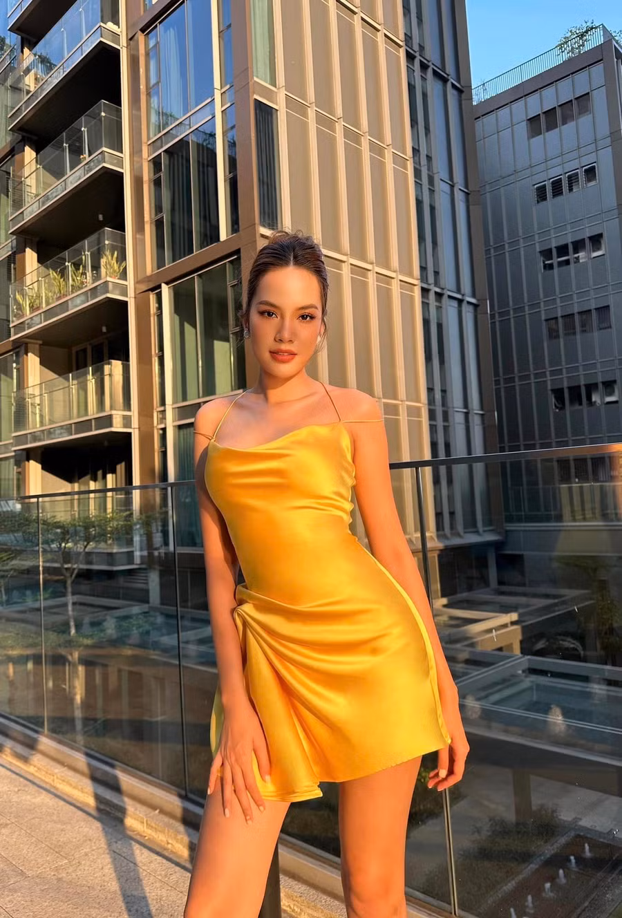 Người đẹp thường mặc váy áo bó sát để tôn lên số đo ba vòng gợi cảm 87-63-95 cm. Lê Hoàng Phương cũng nổi bật với chiều cao 1,76 m.