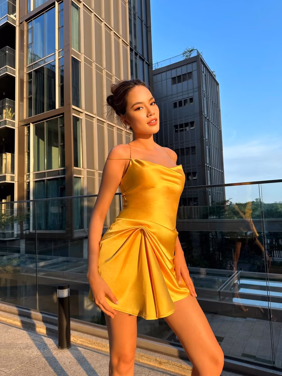 Người đẹp thường mặc váy áo bó sát để tôn lên số đo ba vòng gợi cảm 87-63-95 cm. Lê Hoàng Phương cũng nổi bật với chiều cao 1,76 m.