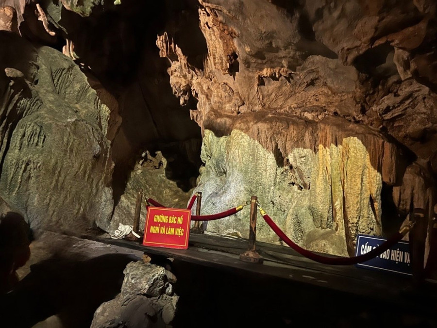 Giường Bác Hồ nghỉ và làm việc trong hang Cốc Bó. Giường Bác Hồ nghỉ và làm việc trong hang Cốc Bó.