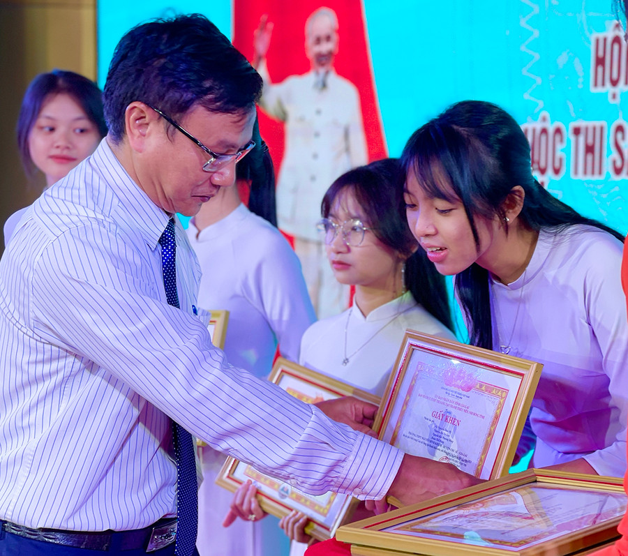 Em Vũ Nguyễn Thảo My (lớp 10A2-THPT Nguyễn Bỉnh Khiêm, huyện Chư Sê) nhận giải thưởng từ Cuộc thi sáng tạo thanh thiếu niên, nhi đồng tỉnh lần thứ 11 năm 2023. Ảnh: Mai Ka