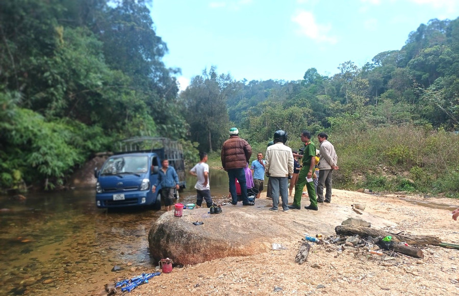 Lực lượng công an, dân quân xã Lộc Bảo và người dân hỗ trợ tài xế xe tải dập lửa khống chế đám cháy sau khi xe tải lao xuống một con suối trên đèo B40 Lực lượng công an, dân quân xã Lộc Bảo và người dân hỗ trợ tài xế xe tải dập lửa khống chế đám cháy sau khi xe tải lao xuống một con suối trên đèo B40