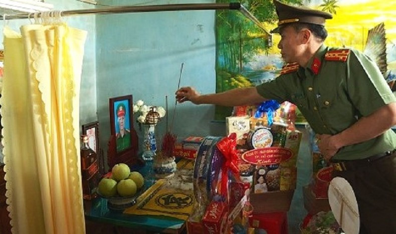 Đại diện đoàn công tác của Cục Công tác Đảng, Công tác Chính trị, Bộ Công an và các ban, đoàn thể Công an nhân dân thắp hương tưởng nhớ các liệt sĩ hy sinh trong vụ nhóm đối tượng sử dụng vũ khí tấn công trụ sở Ủy ban nhân dân xã Ea Tiêu và Ea Ktur, huyện Cư Kuin vào rạng sáng 11/6/2023. Đại diện đoàn công tác của Cục Công tác Đảng, Công tác Chính trị, Bộ Công an và các ban, đoàn thể Công an nhân dân thắp hương tưởng nhớ các liệt sĩ hy sinh trong vụ nhóm đối tượng sử dụng vũ khí tấn công trụ sở Ủy ban nhân dân xã Ea Tiêu và Ea Ktur, huyện Cư Kuin vào rạng sáng 11/6/2023.