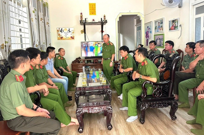 Đoàn công tác Công an tỉnh Bình Dương đến thăm hỏi gia đình các liệt sĩ hy sinh khi làm nhiệm vụ tại tỉnh Đắk Lắk. Đoàn công tác Công an tỉnh Bình Dương đến thăm hỏi gia đình các liệt sĩ hy sinh khi làm nhiệm vụ tại tỉnh Đắk Lắk.