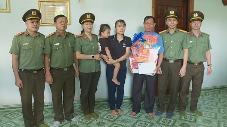 Đoàn công tác của Cục Công tác Đảng, Công tác Chính trị, Bộ Công an và các ban, đoàn thể Công an nhân dân tặng quà cho gia đình các liệt sĩ hy sinh khi làm nhiệm vụ tại tỉnh Đắk Lắk. Đoàn công tác của Cục Công tác Đảng, Công tác Chính trị, Bộ Công an và các ban, đoàn thể Công an nhân dân tặng quà cho gia đình các liệt sĩ hy sinh khi làm nhiệm vụ tại tỉnh Đắk Lắk.