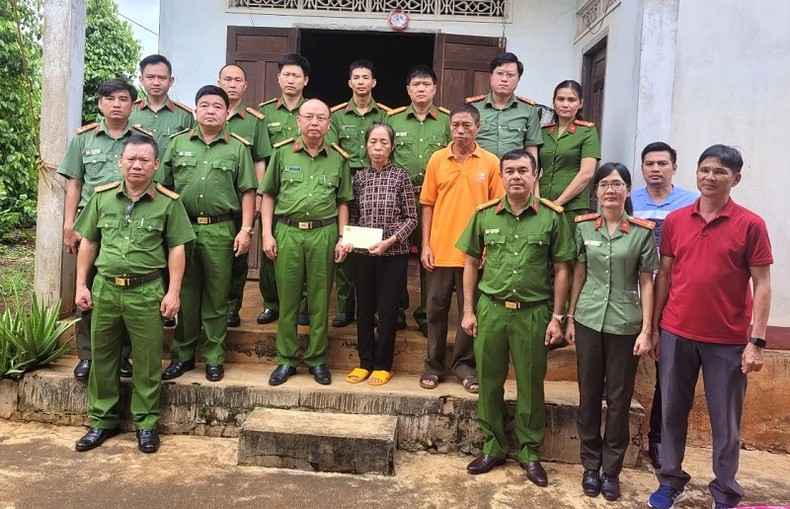 Đoàn công tác Công an tỉnh Bình Dương thăm, tặng quà cho gia đình các liệt sĩ hy sinh khi làm nhiệm vụ tại tỉnh Đắk Lắk. Đoàn công tác Công an tỉnh Bình Dương thăm, tặng quà cho gia đình các liệt sĩ hy sinh khi làm nhiệm vụ tại tỉnh Đắk Lắk.