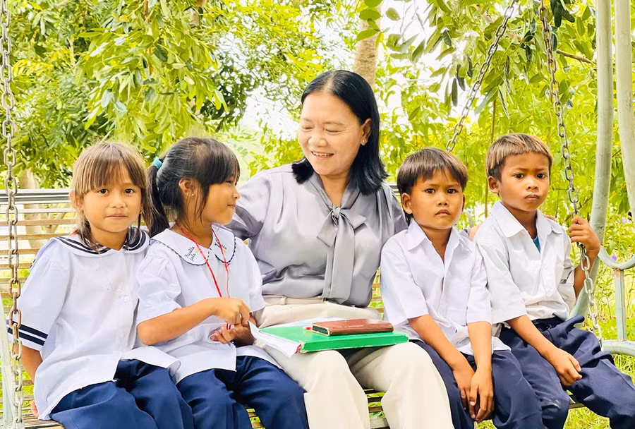 Những học sinh Bahnar, Jrai ở Trường Phổ thông Dân tộc bán trú Tiểu học Nay Der gần gũi, hòa đồng với thầy-cô giáo. Ảnh: Mai Ka