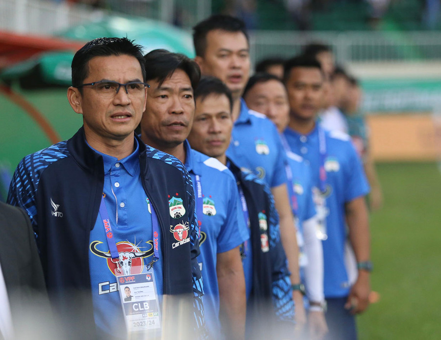 HLV Kiatisak (bìa trái) có rất nhiều nỗi niềm khi dẫn dắt đội bóng Phố núi. Ảnh: Văn Ngọc
