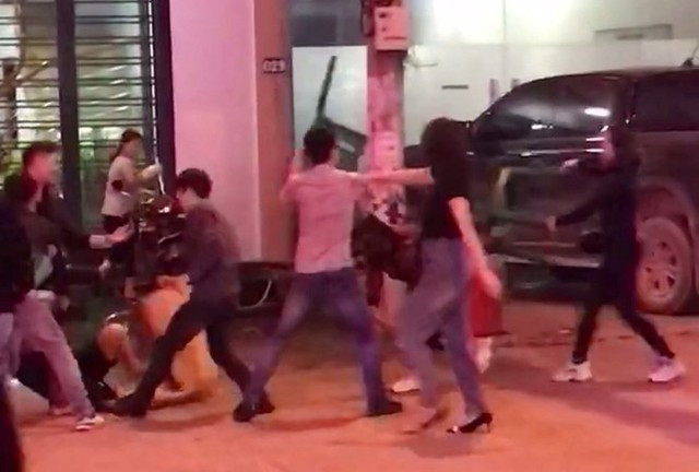 Các đối tượng tham gia hỗn chiến gây náo loạn khu phố đi bộ.