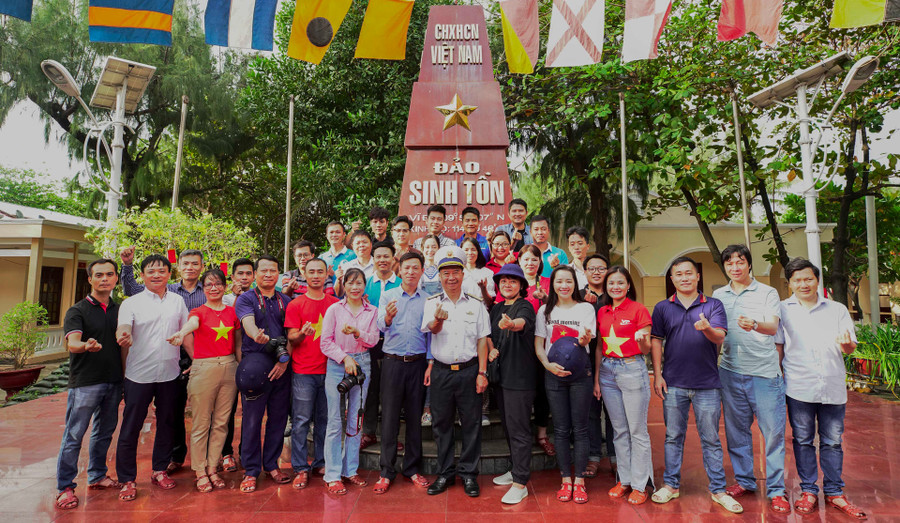 Đoàn Công tác của Lữ đoàn 146 cùng đội ngũ phóng viên tại đảo Sinh Tồn Đoàn Công tác của Lữ đoàn 146 cùng đội ngũ phóng viên tại đảo Sinh Tồn