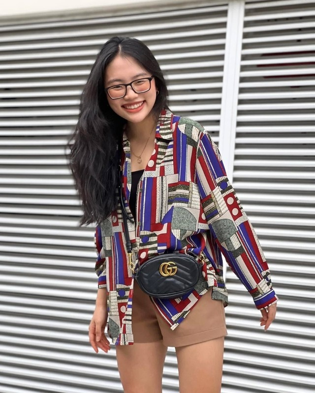 Nữ ca sĩ diện đồ hiệu xuống phố. Ảnh: Nghệ sĩ cung cấp.