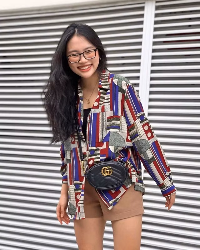 Nữ ca sĩ diện đồ hiệu xuống phố. Ảnh: Nghệ sĩ cung cấp.