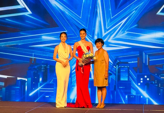 Trao sash dự thi cho thí sinh Hương Ly (Gia Lai)