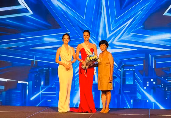 Trao sash dự thi cho thí sinh Hương Ly (Gia Lai)