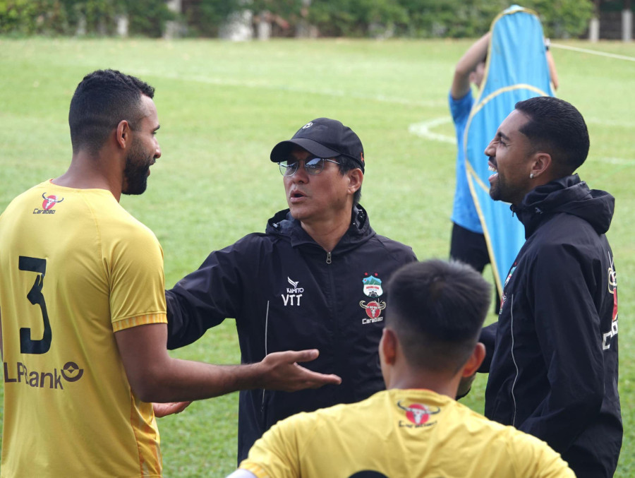 HLV Vũ Tiến Thành trao đổi với bầu Đức và các học trò trong buổi tập hôm 12-2 - Ảnh: CLB HAGL