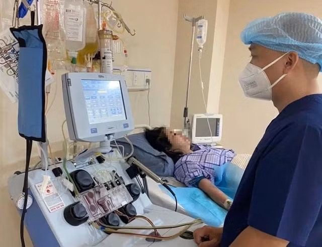 Bệnh nhân áp dụng phương pháp lọc mỡ máu. Ảnh: Đ.T