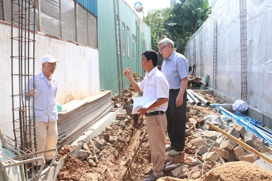 Cán bộ phường Yên Đỗ kiểm tra công tác xây dựng của hộ ông Trần Hoàng Cảnh (bìa trái). Ảnh: Q.T Cán bộ phường Yên Đỗ kiểm tra công tác xây dựng của hộ ông Trần Hoàng Cảnh (bìa trái). Ảnh: Q.T