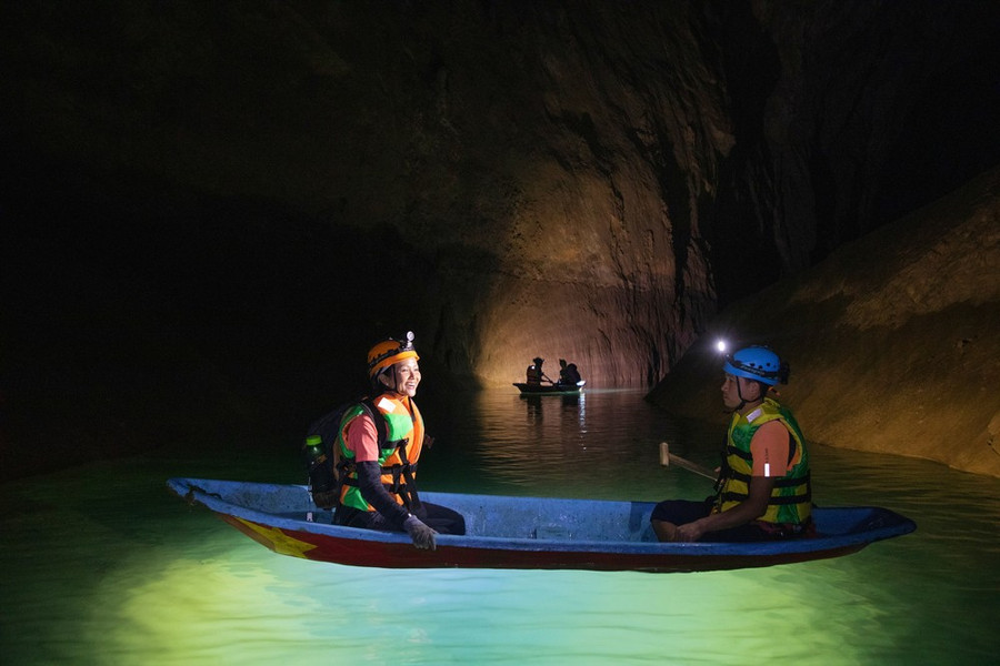 Du khách thích thú khám phá thế giới hang động độc đáo ở Quảng Bình. (Ảnh: CTV/Vietnam+) Du khách thích thú khám phá thế giới hang động độc đáo ở Quảng Bình. (Ảnh: CTV/Vietnam+)