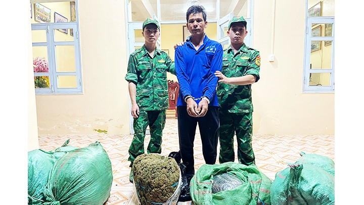 Một nghi phạm vận chuyển 57 kg cần sa khô bị Bộ đội Biên phòng An Giang phối hợp bắt giữ ngày 15/2/2023. Ảnh: BIÊN PHÒNG AN GIANG Một nghi phạm vận chuyển 57 kg cần sa khô bị Bộ đội Biên phòng An Giang phối hợp bắt giữ ngày 15/2/2023. Ảnh: BIÊN PHÒNG AN GIANG