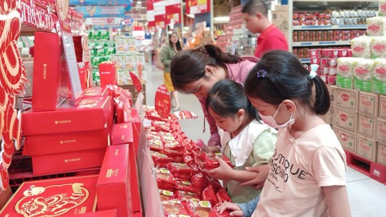Khách hàng chọn mua bánh Trung thu tại hệ thống MM Mega Market, quận 12, TPHCM Khách hàng chọn mua bánh Trung thu tại hệ thống MM Mega Market, quận 12, TPHCM