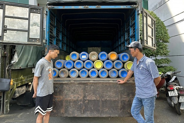 Những xe tải chứa “khí cười” này nếu không bị phát hiện ngăn chặn sẽ được tuồn vào các quán bar và khu phố đêm. Những xe tải chứa “khí cười” này nếu không bị phát hiện ngăn chặn sẽ được tuồn vào các quán bar và khu phố đêm.