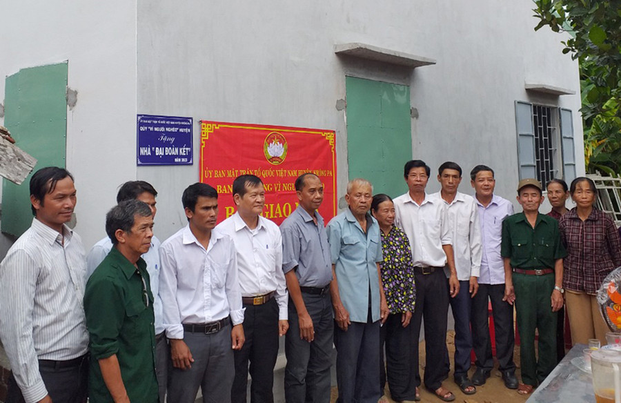 Quang cảnh bàn giao nhà “Đại đoàn kết” cho gia đình ông Đào Lưu Cận (buôn Ka Tô, xã Chư Gu). Ảnh: Ngọc Anh