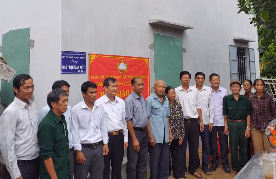 Quang cảnh bàn giao nhà “Đại đoàn kết” cho gia đình ông Đào Lưu Cận (buôn Ka Tô, xã Chư Gu). Ảnh: Ngọc Anh