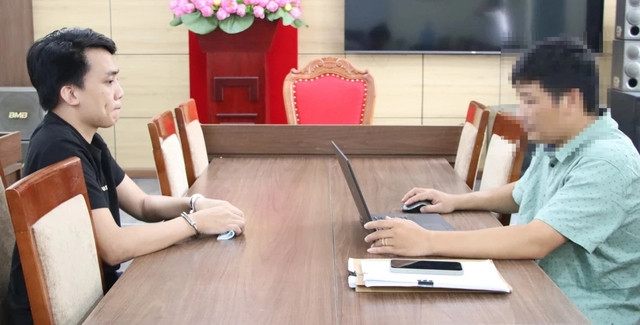 Cơ quan điều tra lấy lời khai Nguyễn Phi Cơ (trái), đối tượng cầm đầu đường dây mua bán ma túy. Ảnh: Đ.X