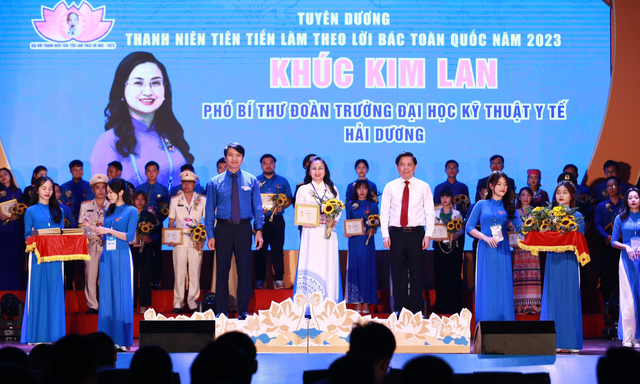Tuyên dương 420 thanh niên tiên tiến làm theo lời Bác toàn quốc - Ảnh 4. Ông Nguyễn Văn Thể và anh Nguyễn Ngọc Lương trao chứng nhận cho đại biểu.Ảnh: NGỌC THẮNG