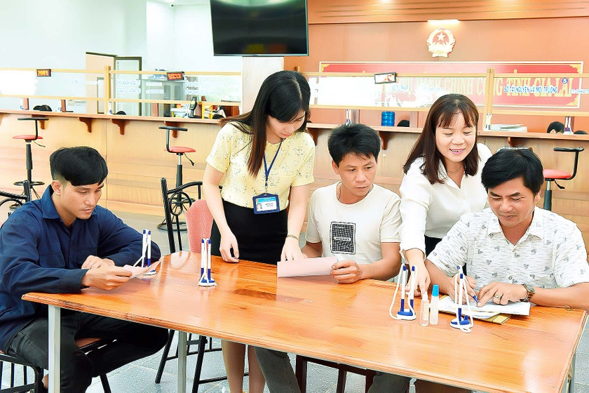 Người dân đến giải quyết thủ tục hành chính tại Trung tâm Phục vụ hành chính công tỉnh. Ảnh: Đức Thụy