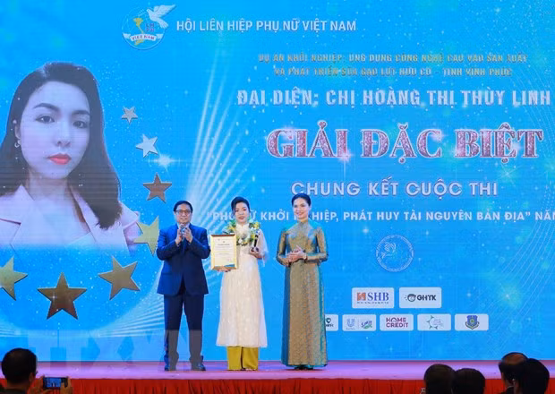 Thủ tướng Phạm Minh Chính trao giải Đặc biệt cho chị Hoàng Thị Thùy Linh, Hội Liên hiệp Phụ nữ tỉnh Vĩnh Phúc cuộc thi Phụ nữ khởi nghiệp 2023. (Ảnh: Phương Hoa/TTXVN)