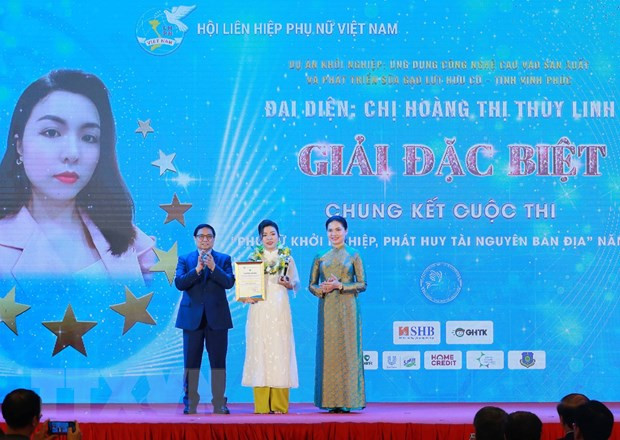 Thủ tướng Phạm Minh Chính trao giải Đặc biệt cho chị Hoàng Thị Thùy Linh, Hội Liên hiệp Phụ nữ tỉnh Vĩnh Phúc cuộc thi Phụ nữ khởi nghiệp 2023. (Ảnh: Phương Hoa/TTXVN)