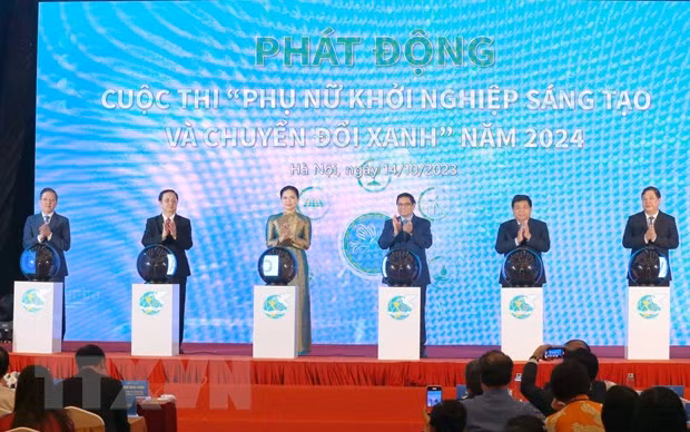 Thủ tướng Phạm Minh Chính và các đại biểu thực hiện nghi thức phát động cuộc thi Phụ nữ khởi nghiệp sáng tạo năm 2024. (Ảnh: Phương Hoa/TTXVN)