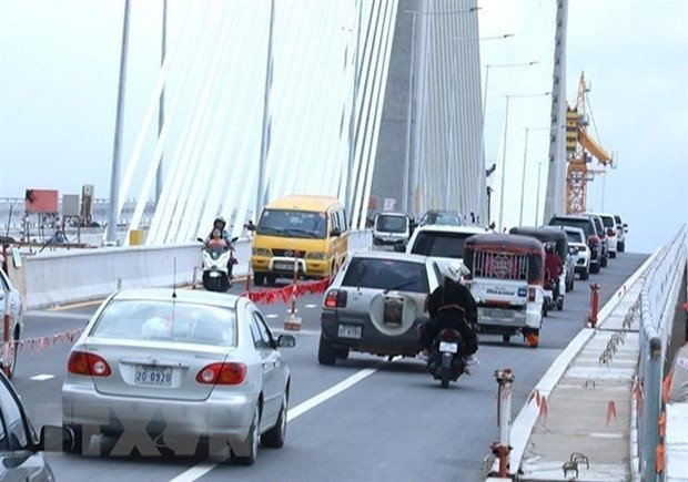 Người dân Campuchia rời Phnom Penh về quê nghỉ lễ qua cây cầu thông xe tạm thời trong ngày đầu của kỳ nghỉ lễ Pchum Ben. (Ảnh: AKP/TTXVN) Người dân Campuchia rời Phnom Penh về quê nghỉ lễ qua cây cầu thông xe tạm thời trong ngày đầu của kỳ nghỉ lễ Pchum Ben. (Ảnh: AKP/TTXVN)