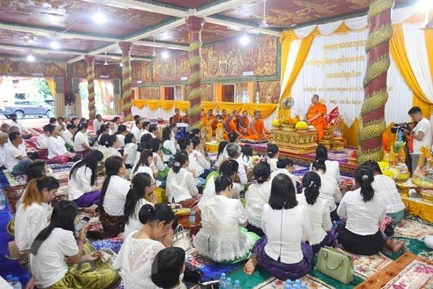Là ngày lễ truyền thống được người Campuchia duy trì từ bao đời qua, Phchum Ben diễn ra trong 15 ngày, từ ngày đầu tiên trở đi gọi là ngày Kan Ben, đến ngày cuối gọi là Pchum Ben, tức ngày giỗ hội. (Ảnh: AKP/TTXVN) Là ngày lễ truyền thống được người Campuchia duy trì từ bao đời qua, Phchum Ben diễn ra trong 15 ngày, từ ngày đầu tiên trở đi gọi là ngày Kan Ben, đến ngày cuối gọi là Pchum Ben, tức ngày giỗ hội. (Ảnh: AKP/TTXVN)