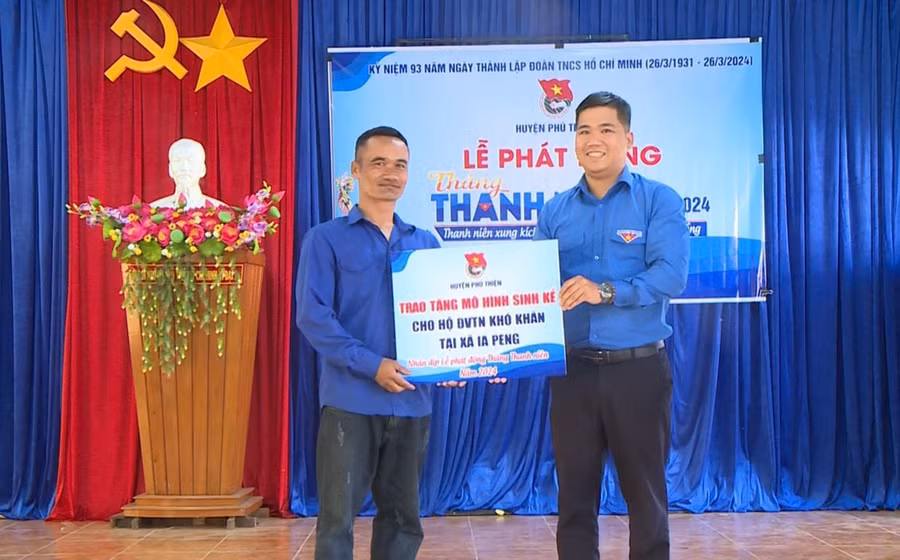 Anh Nguyễn Thành Hưng (bìa phải)-Phó Bí thư Huyện Đoàn Phú Thiện trao mô hình sinh kế cho thanh niên xã Ia Peng. Ảnh: M.N Anh Nguyễn Thành Hưng (bìa phải)-Phó Bí thư Huyện Đoàn Phú Thiện trao mô hình sinh kế cho thanh niên xã Ia Peng. Ảnh: M.N
