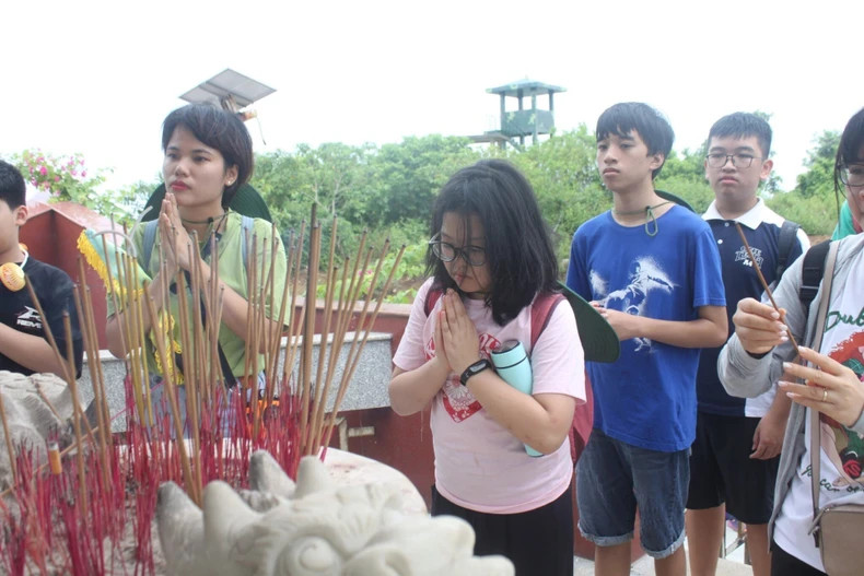 Các em nhỏ và hành trình "Thắp lửa tri ân". Các em nhỏ và hành trình "Thắp lửa tri ân".