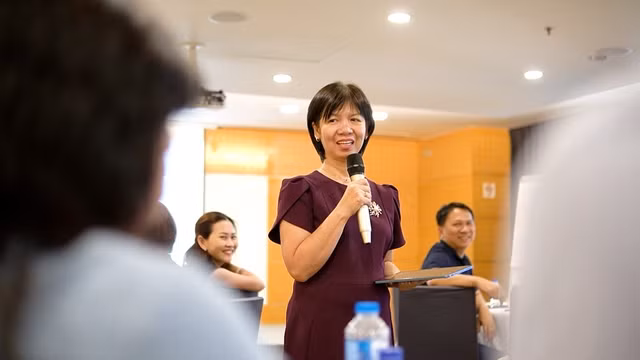 Chị Nguyễn Thị Thanh Hương phát biểu tại một lớp học về EQ. Ảnh: AN NA