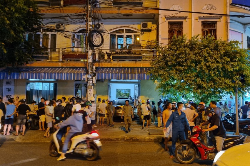 Rất đông người dân hiếu kỳ theo dõi vụ tai nạn giao thông. Ảnh: TN