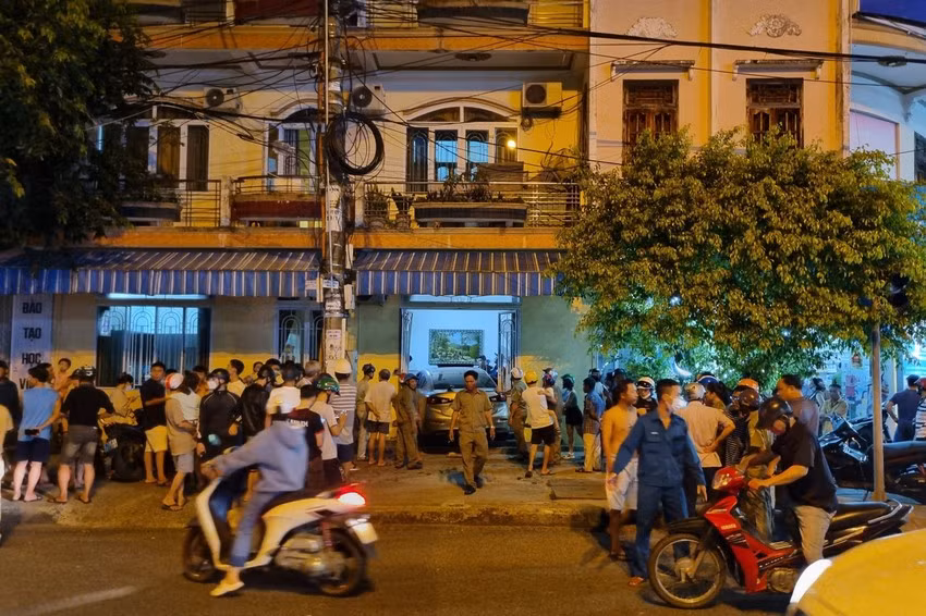 Rất đông người dân hiếu kỳ theo dõi vụ tai nạn giao thông. Ảnh: TN Rất đông người dân hiếu kỳ theo dõi vụ tai nạn giao thông. Ảnh: TN