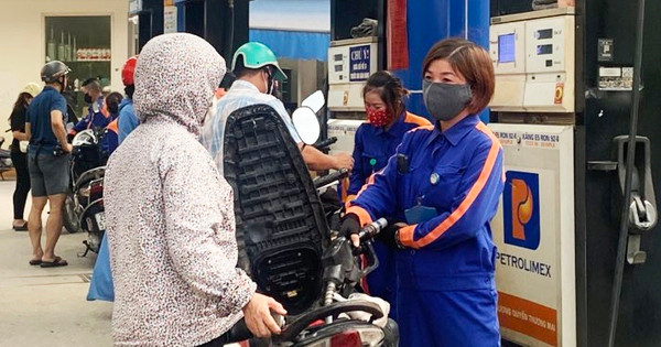 Ủy ban nhân dân tỉnh yêu cầu Sở Công Thương, Cục Quản lý thị trường tỉnh phối hợp với cơ quan Thuế kiểm tra việc tuân thủ quy định về lập hóa đơn điện tử theo từng lần bán hàng tại các cơ sở kinh doanh xăng dầu. Ảnh: T.L