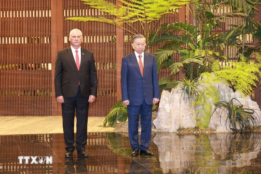 Tổng Bí thư, Chủ tịch nước Tô Lâm và Bí thư thứ nhất Đảng Cộng sản Cuba, Chủ tịch Cuba Miguel Díaz-Canel Bermudez thực hiện nghi lễ chào cờ. (Ảnh: Lâm Khánh/TTXVN) Tổng Bí thư, Chủ tịch nước Tô Lâm và Bí thư thứ nhất Đảng Cộng sản Cuba, Chủ tịch Cuba Miguel Díaz-Canel Bermudez thực hiện nghi lễ chào cờ. (Ảnh: Lâm Khánh/TTXVN)
